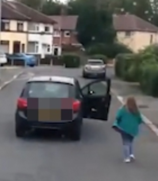 英国一女子与卡车司机吵架 忘拉手刹车跑了